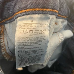 Old Navy Women’s size 6 rockstar distressed jeans